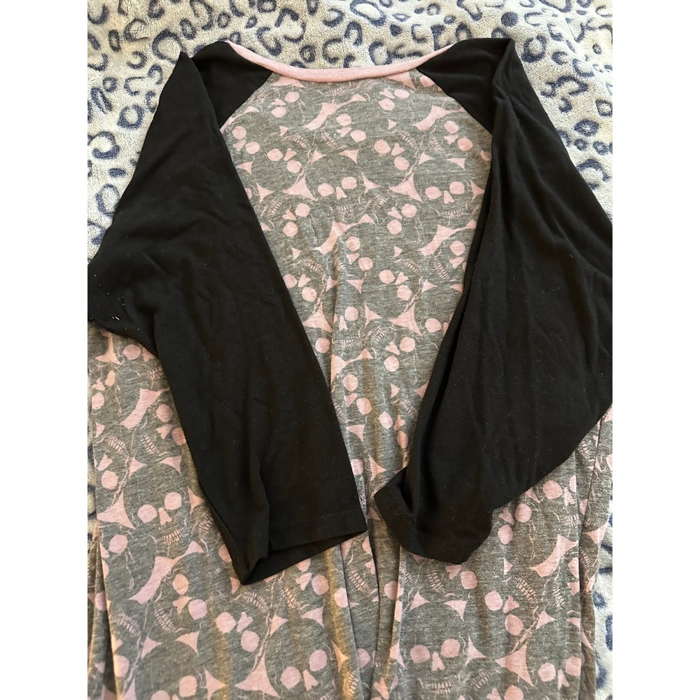 Torrid Purple & Black Skulls 3/4 Sleeve Henley Crewneck Size 1‎ - Picture 2 of 4
